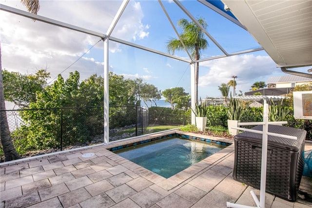 12201 Shoreview DR, Matlacha, FL 33993