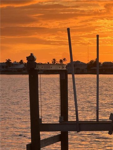 12201 Shoreview DR, Matlacha, FL 33993