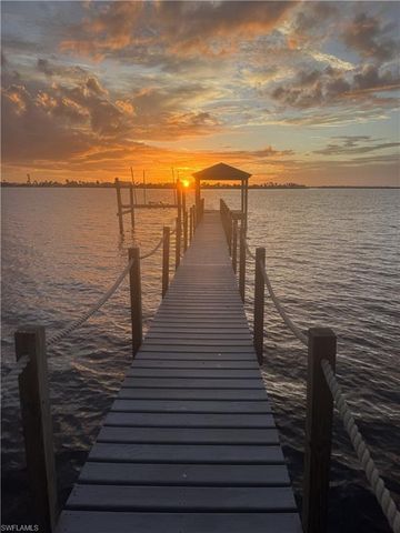 12201 Shoreview DR, Matlacha, FL 33993