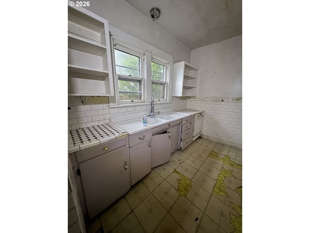 6422 Se CARLTON St, Portland, OR 97206