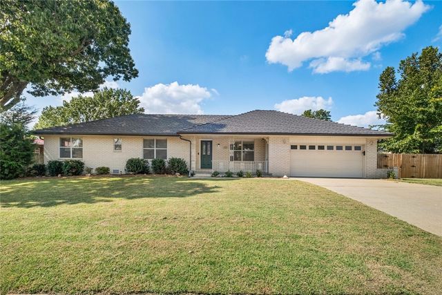 1203 W Countrywood Circle, Rogers, AR 72756