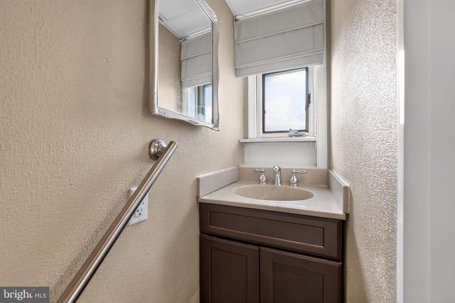 27 1ST ST, West Deptford, NJ 08086