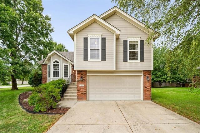 201 Mesa Drive, Smithville, MO 64089