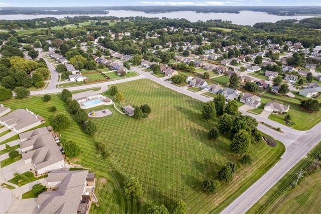 201 Mesa Drive, Smithville, MO 64089