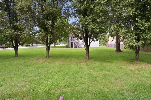 201 Mesa Drive, Smithville, MO 64089