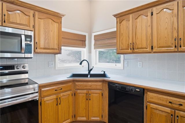 201 Mesa Drive, Smithville, MO 64089
