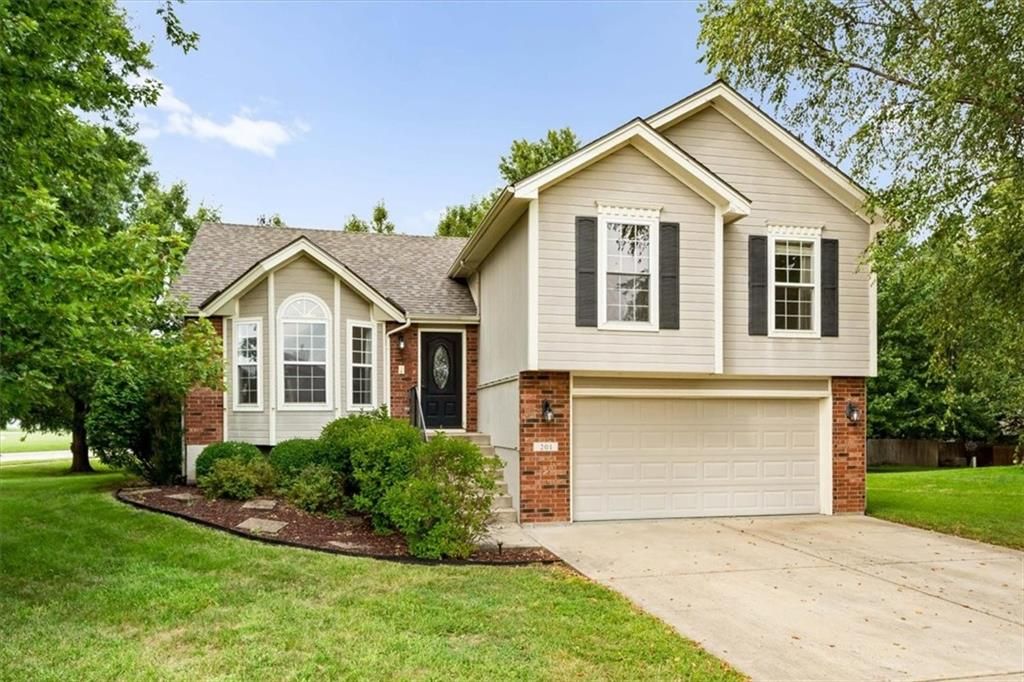201 Mesa Drive, Smithville, MO 64089