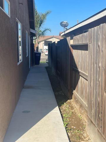 486 E San Pedro St, Merced, CA 95341