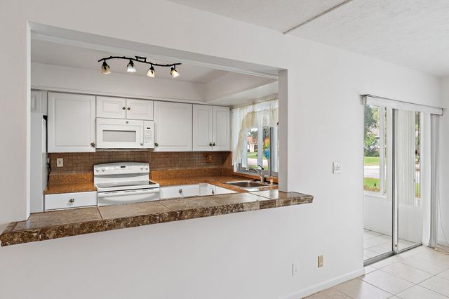 5570 Tamberlane Circle 131, Palm Beach Gardens, FL 33418