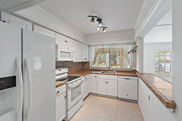 5570 Tamberlane Circle 131, Palm Beach Gardens, FL 33418