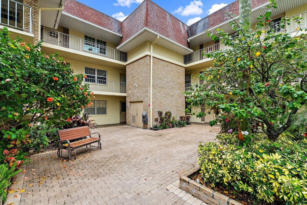 5570 Tamberlane Circle 131, Palm Beach Gardens, FL 33418