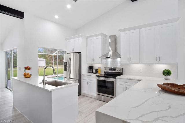 1719 Camelia LN, Naples, FL 34105
