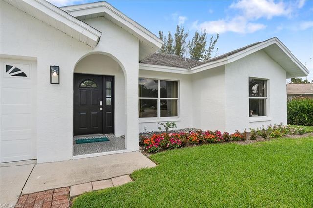1719 Camelia LN, Naples, FL 34105