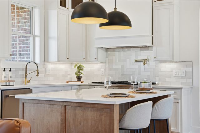 500 Country Club Dr, Dickson, TN 37055