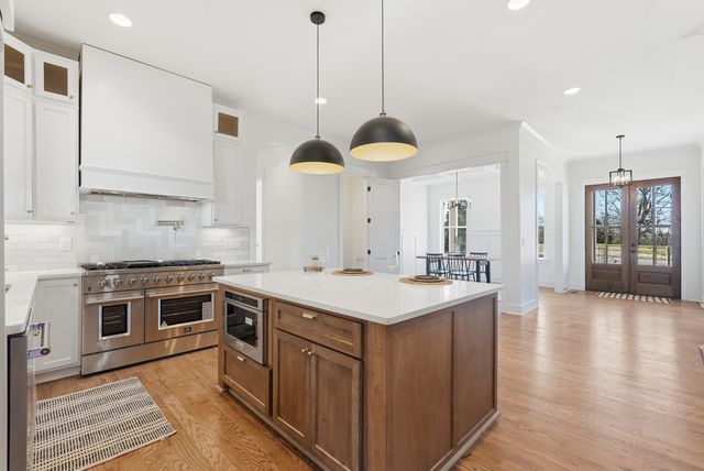 500 Country Club Dr, Dickson, TN 37055