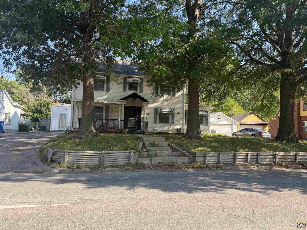 906 SW Gage Blvd, Topeka, KS 66606