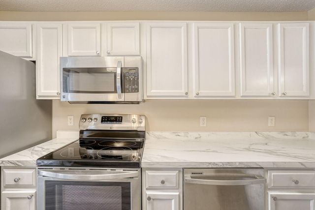 7642 Arboretum Village Place, Chanhassen, MN 55317