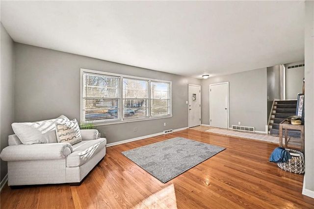 7622 Pawnee Street, Prairie Village, KS 66208