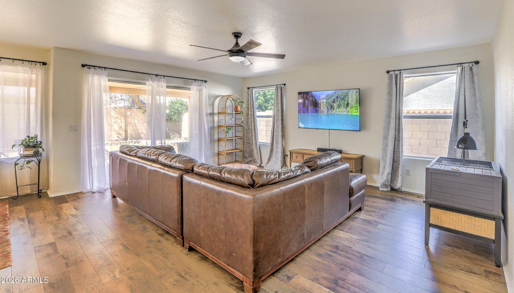 Image 10 of property listing at 8602 W JOAN DE ARC Avenue, Peoria, AZ 85381