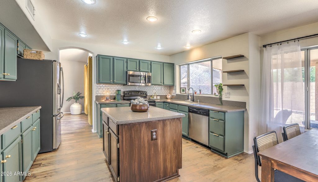 Image 2 of property listing at 8602 W JOAN DE ARC Avenue, Peoria, AZ 85381