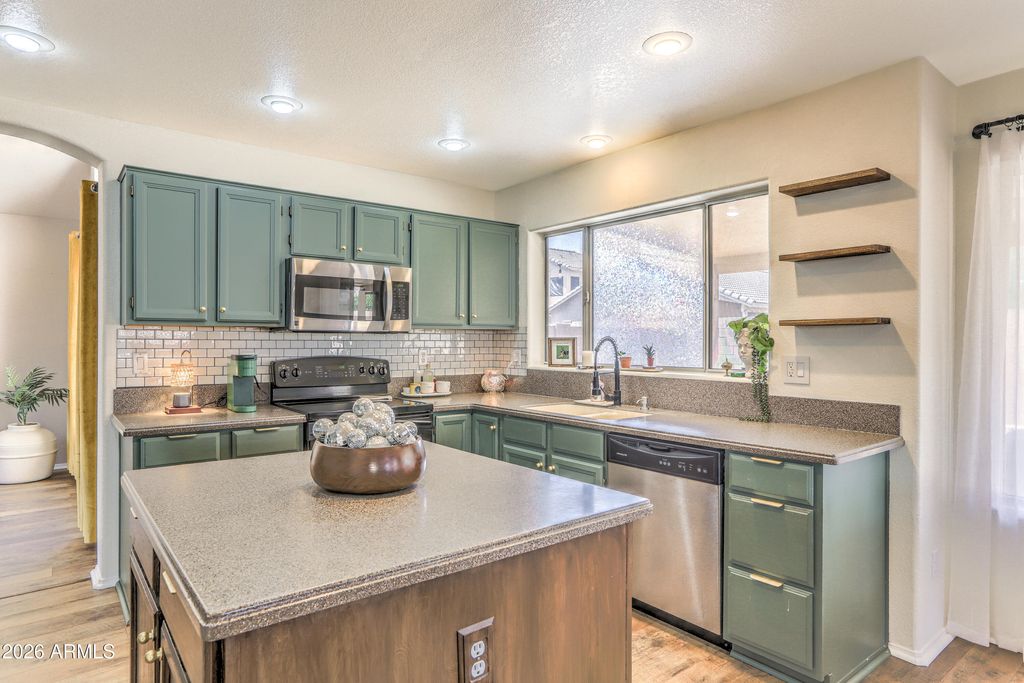 Image 4 of property listing at 8602 W JOAN DE ARC Avenue, Peoria, AZ 85381