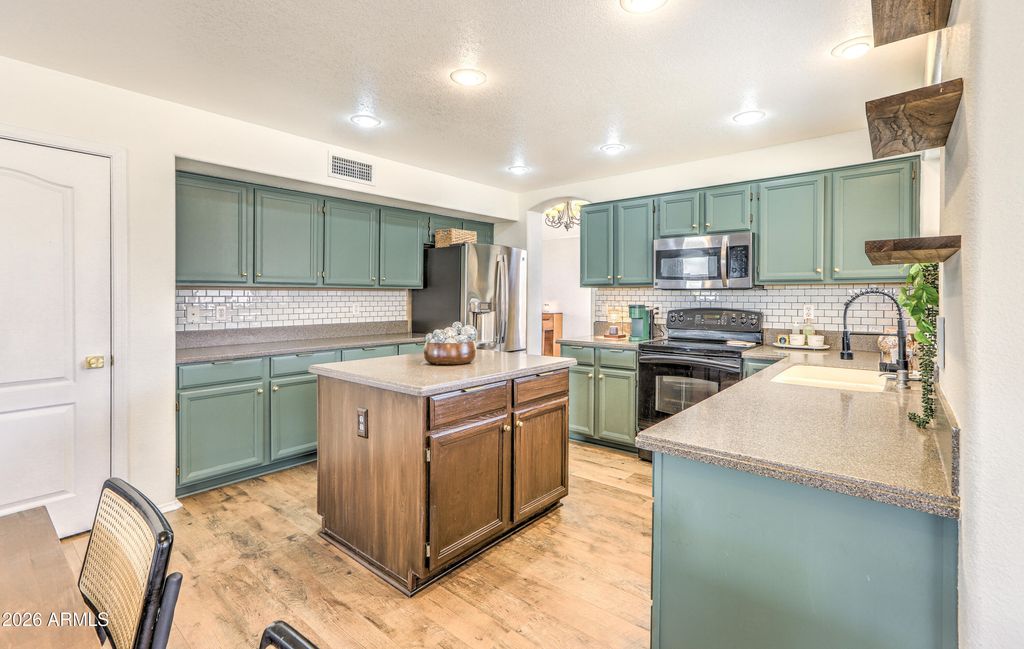 Image 5 of property listing at 8602 W JOAN DE ARC Avenue, Peoria, AZ 85381