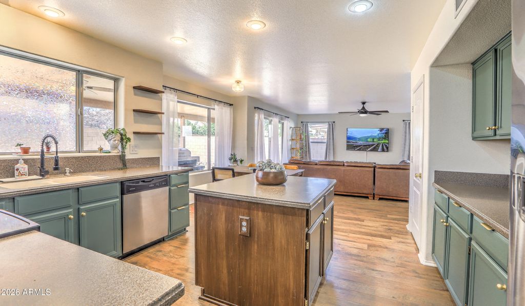 Image 6 of property listing at 8602 W JOAN DE ARC Avenue, Peoria, AZ 85381