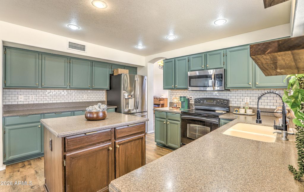 Image 7 of property listing at 8602 W JOAN DE ARC Avenue, Peoria, AZ 85381