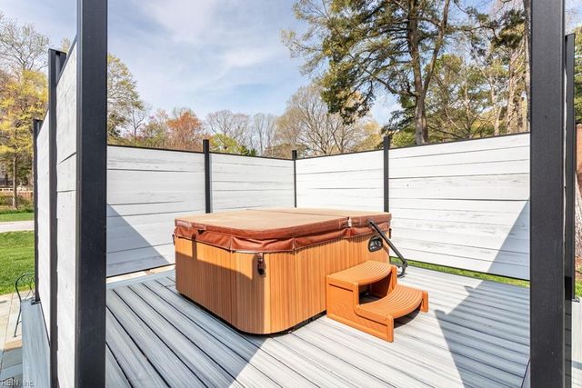 101 Yorkwood LN, Yorktown, VA 23692