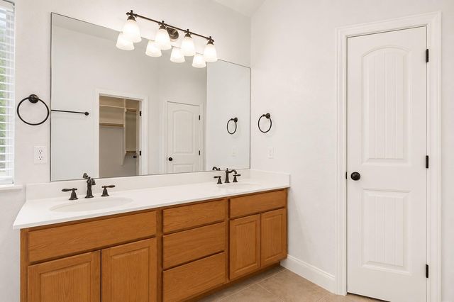 220 Ulupau CIR, Bastrop, TX 78602
