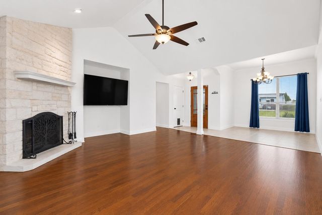 220 Ulupau CIR, Bastrop, TX 78602