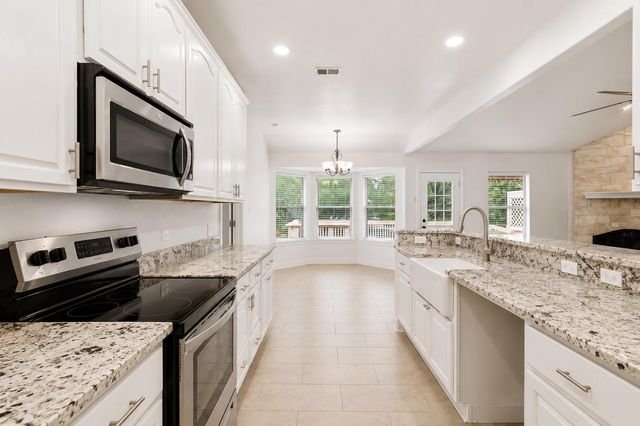 220 Ulupau CIR, Bastrop, TX 78602