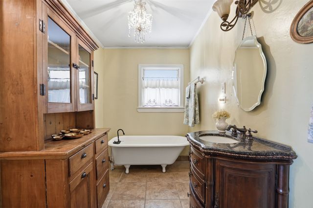 309 N Travis Street, Granbury, TX 76048