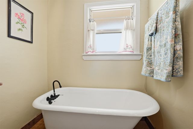 309 N Travis Street, Granbury, TX 76048