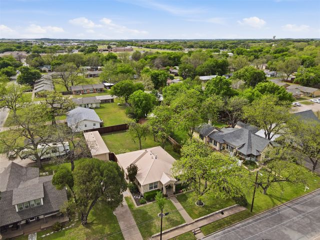 309 N Travis Street, Granbury, TX 76048
