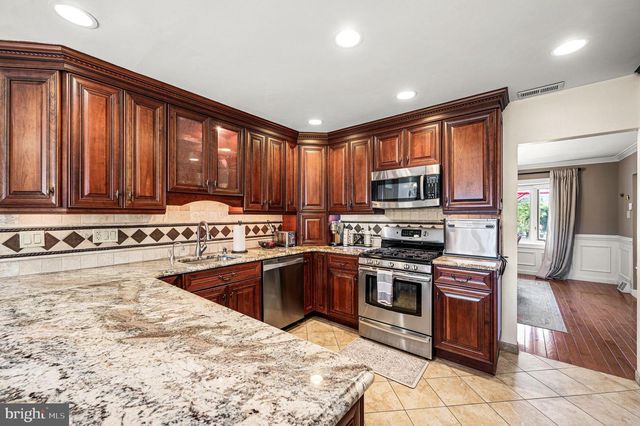 947 BARNSWALLOW LN, Huntingdon Valley, PA 19006