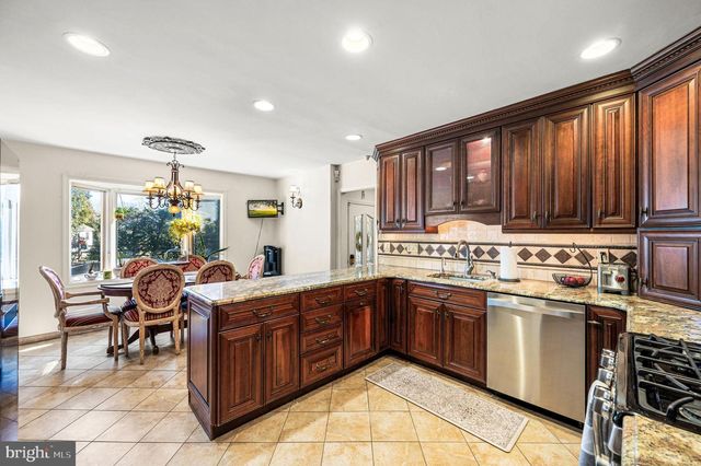 947 BARNSWALLOW LN, Huntingdon Valley, PA 19006