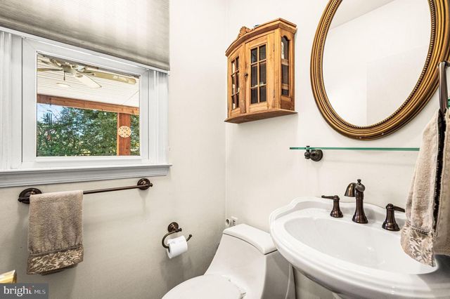 947 BARNSWALLOW LN, Huntingdon Valley, PA 19006