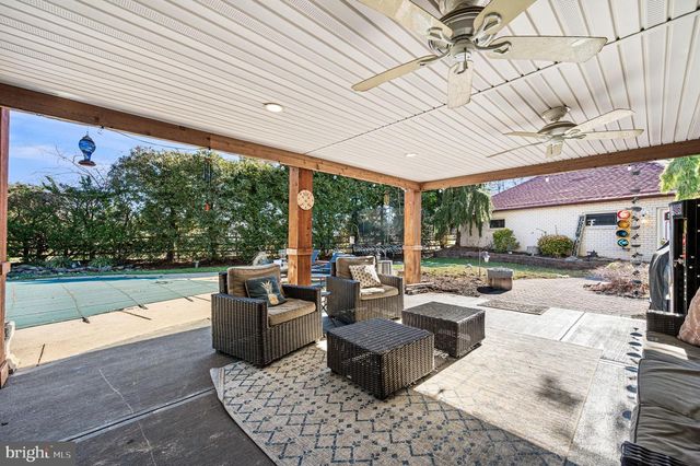 947 BARNSWALLOW LN, Huntingdon Valley, PA 19006