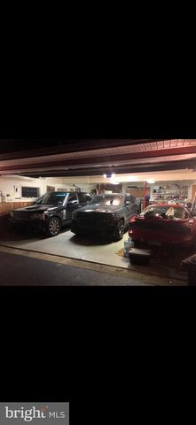 947 BARNSWALLOW LN, Huntingdon Valley, PA 19006