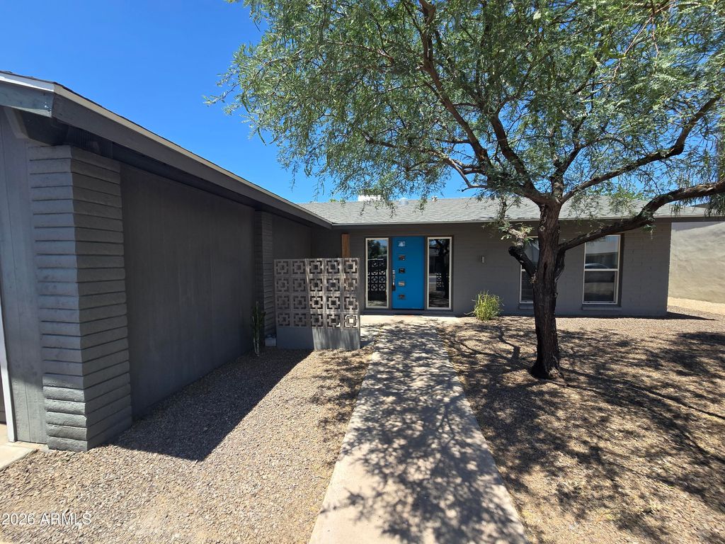 Image 2 of property listing at 1284 W TULSA Street, Chandler, AZ 85224