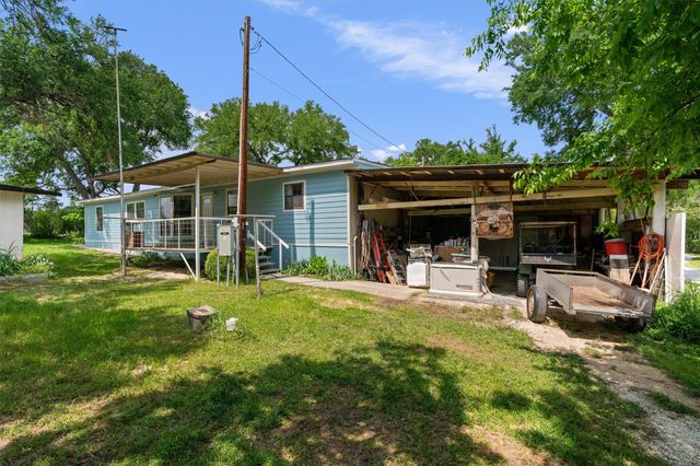 300 Corral LN, Liberty Hill, TX 78642