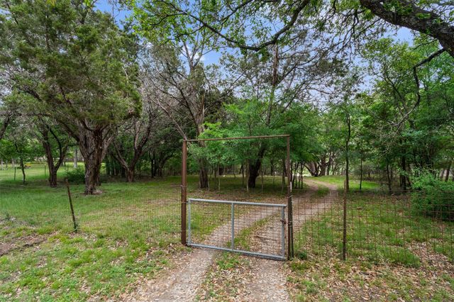 300 Corral LN, Liberty Hill, TX 78642