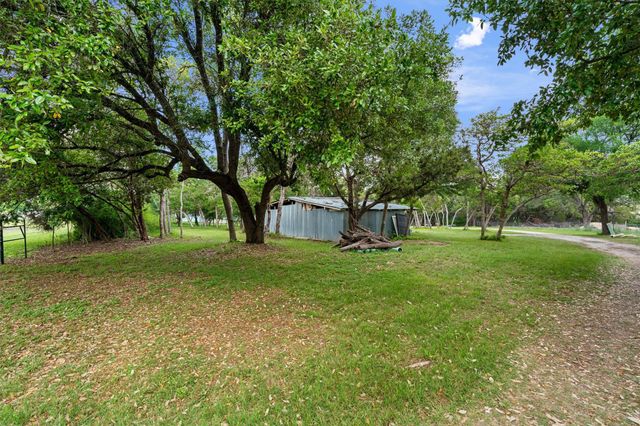 300 Corral LN, Liberty Hill, TX 78642