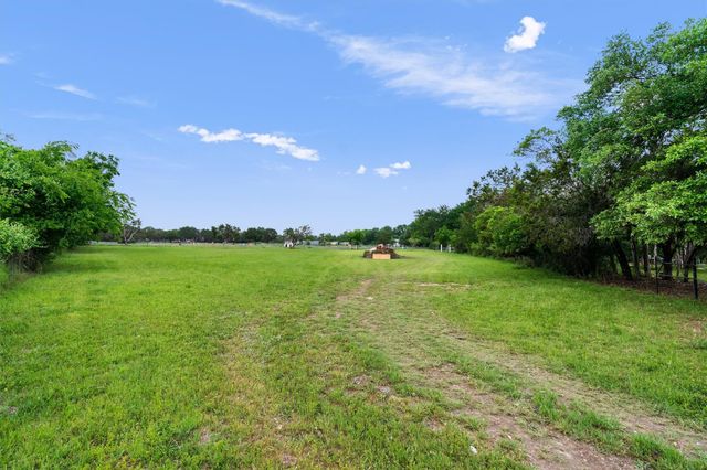 300 Corral LN, Liberty Hill, TX 78642