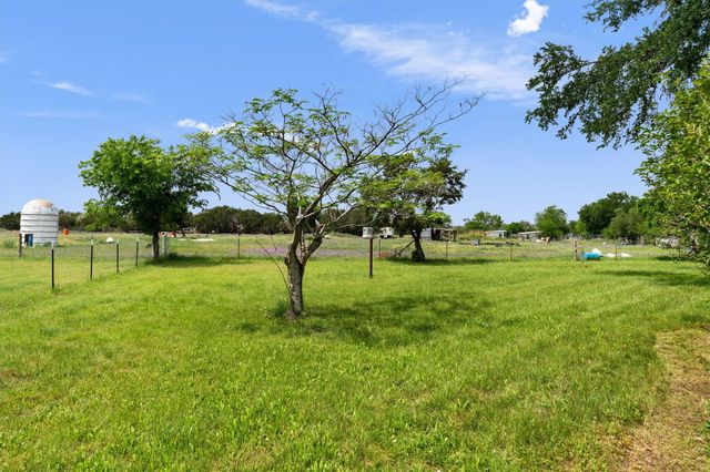 300 Corral LN, Liberty Hill, TX 78642
