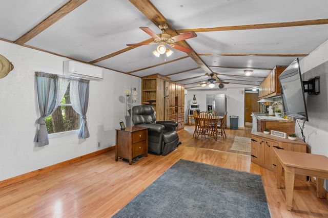 300 Corral LN, Liberty Hill, TX 78642