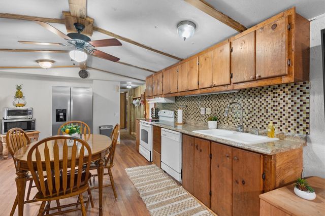 300 Corral LN, Liberty Hill, TX 78642