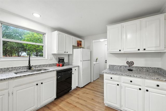 6 Covey Run Circle, Waxahachie, TX 75165