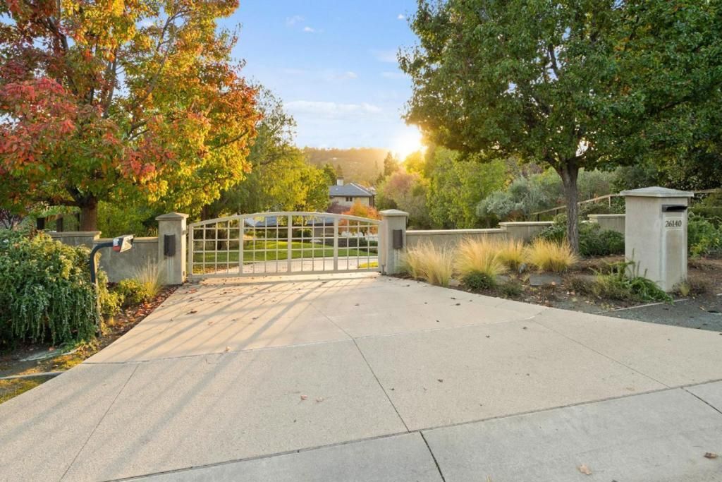 26140 Rancho Manuella Lane, Los Altos Hills, CA 94022